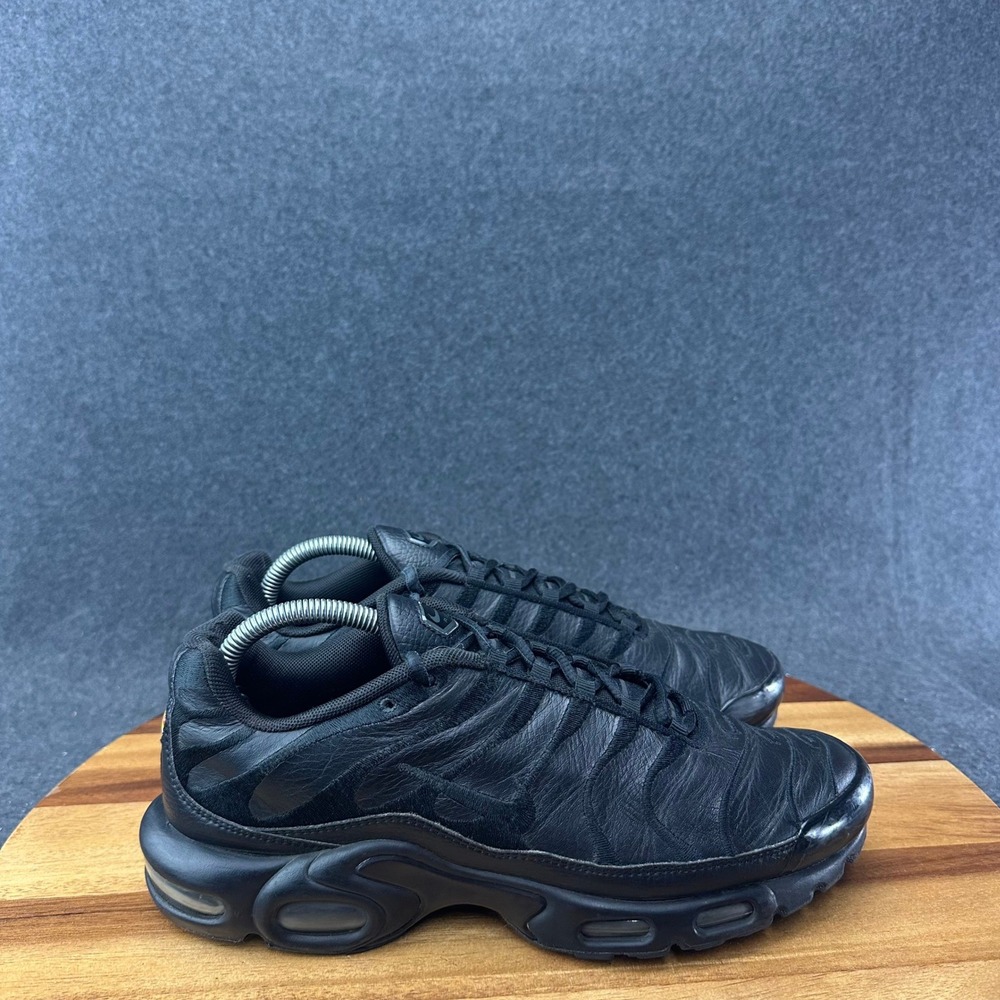 Nike Air Max Plus TN Triple Black Leather Mens Size 9 US Sneakers AJ2029-001